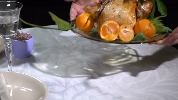 Servido em uma mesa festiva assada carcaça de frango — Vídeo de Stock