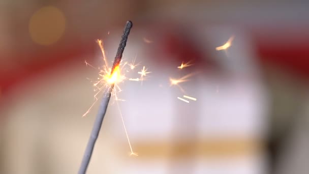 Sparkler met een wedstrijd in brand gestoken. Slow motion — Stockvideo