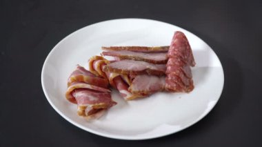 Cook jambon bir tabağına koyuyor. zaman sukut