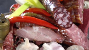 Tütsülenmiş sosis ve salam dilimlenmiş