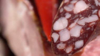 Tütsülenmiş sosis ve salam dilimlenmiş