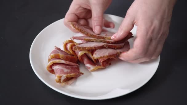 Cook met du jambon dans une assiette. tours de temps — Video