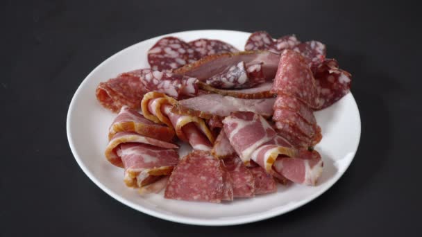 クックはスライスした燻製肉製品のプレートを飾る — ストック動画