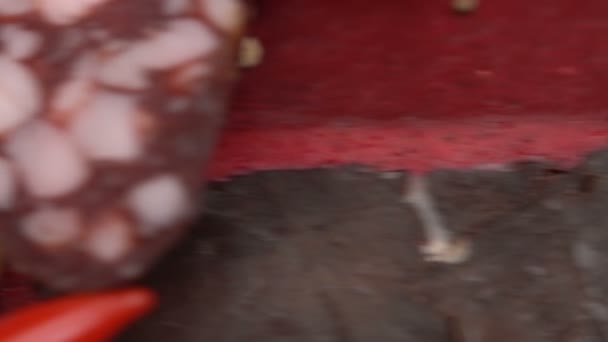 Нарезанная копченая колбаса и ветчина — стоковое видео
