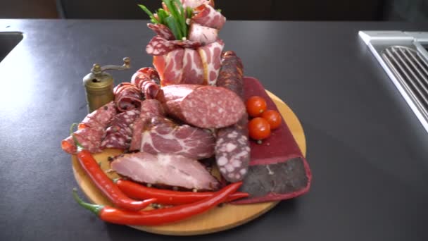 Plat Avec Viande Morceaux Saucisse Avec Bacon Poivre Herbes Assaisonnements — Video