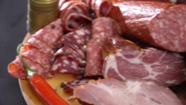 Нарезанная копченая колбаса и ветчина — стоковое видео