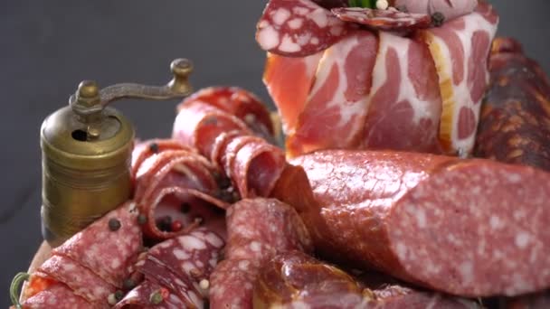 Salsiccia affumicata affettata e prosciutto — Video Stock