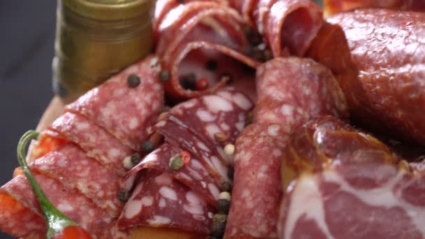 Saucisse fumée tranchée et jambon — Video