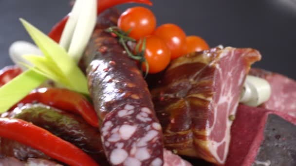 Salsiccia affumicata affettata e prosciutto — Video Stock