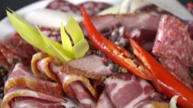 Söğüş bir plaka üzerinde füme