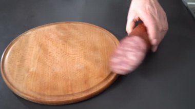 Aşçı bir bıçak Tütsülenmiş sosis keser