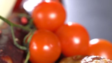 Domates soslu bir plaka üzerinde