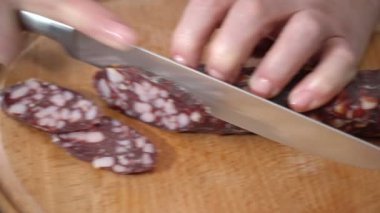 Aşçı bir bıçak Tütsülenmiş sosis keser