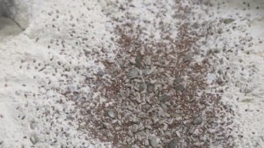 Bir fırın ekmek için hamur hububat karışımı ekleyin. ağır çekim