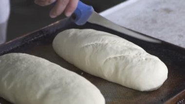 Baker ekmek hamur keser. ağır çekim