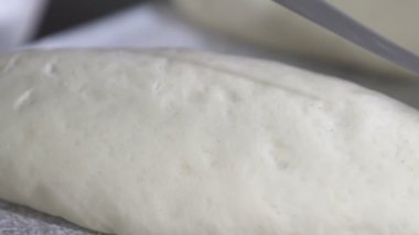 Baker ekmek hamur keser. ağır çekim