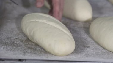 Baker ekmek hamur keser. ağır çekim
