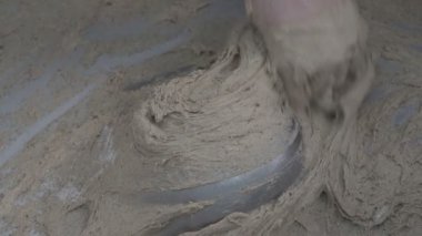 Baker ekmek hamur yapar. ağır çekim