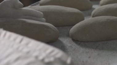 Baker ekmek hamur yapar. ağır çekim