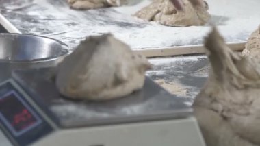 Baker ekmek hamur ağırlığındadır. ağır çekim