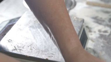 Baker ölçeklerde ekmek için hamur ağırlığındadır. ağır çekim