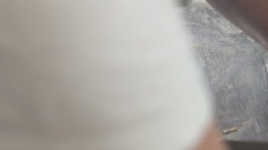 Baker ekmek hamur ağırlığındadır. ağır çekim