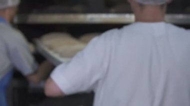 Fırıncılar Ekmek hamuru fırına yük.