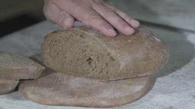 Taze pişmiş ekmek hazır kontrol edin. ağır çekim