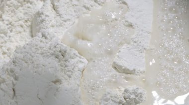 Su hamur içine dökün. ağır çekim