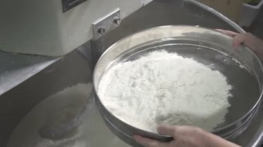 Buğday unu bir elekten elemek. ağır çekim