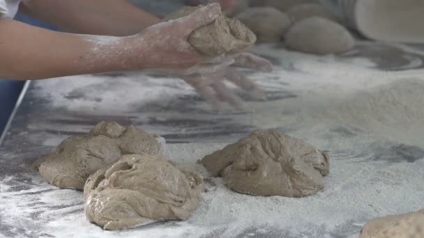 Baker Kneads Hamur Ekmek Ekmek Pişirme Için Kalıplar Ağır Çekim — Stok video