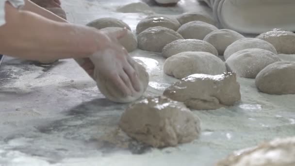 Пекарь разминает тесто на хлеб. замедленное движение — стоковое видео