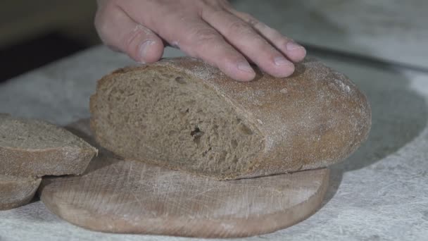 Überprüfen Sie die Bereitschaft von frisch gebackenem Brot. Zeitlupe — Stockvideo