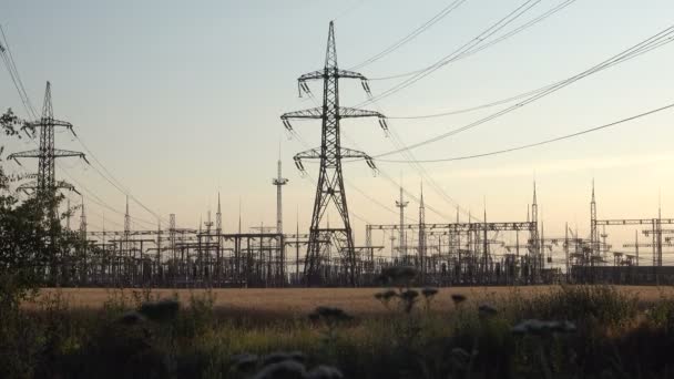 Centrale électrique haute tension au coucher du soleil — Video