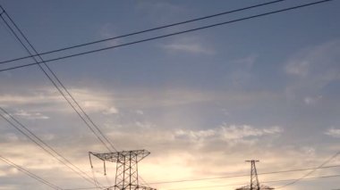 Yüksek gerilim elektrik santrali gün batımında