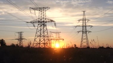 Yüksek gerilim elektrik santrali gün batımında