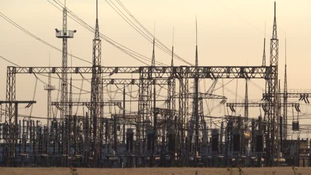 Central eléctrica de alto voltaje al atardecer — Vídeos de Stock