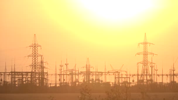 Високовольтна електростанція на заході сонця — стокове відео