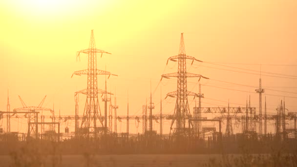 Central eléctrica de alto voltaje al atardecer — Vídeo de stock