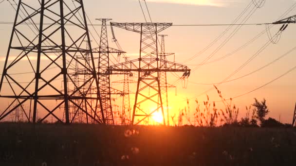 Vysoké napětí elektrárna při západu slunce — Stock video