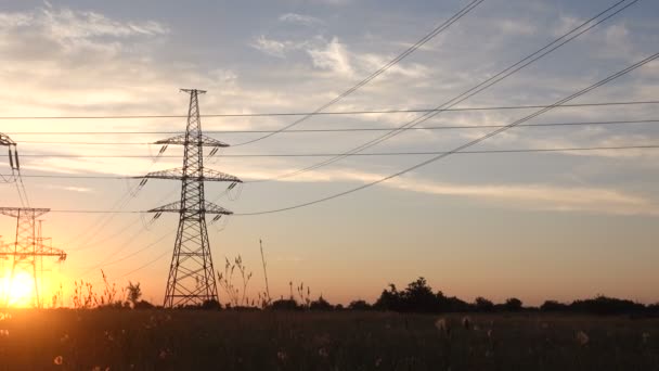 Високовольтна електростанція на заході сонця — стокове відео