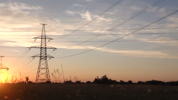 Vysoké napětí elektrárna při západu slunce — Stock video