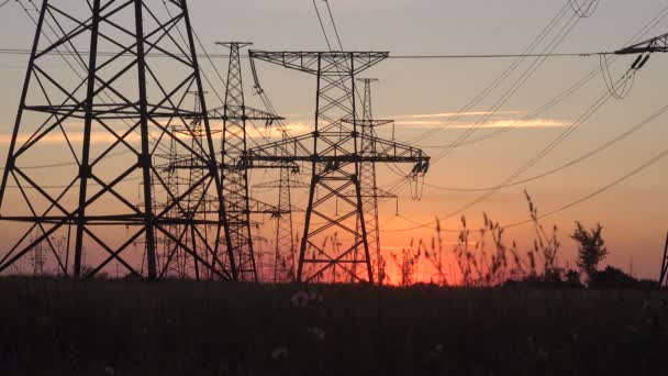 Yüksek gerilim elektrik santrali gün batımında — Stok video
