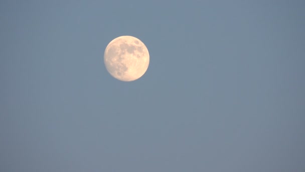 Lune par jour dans le ciel 