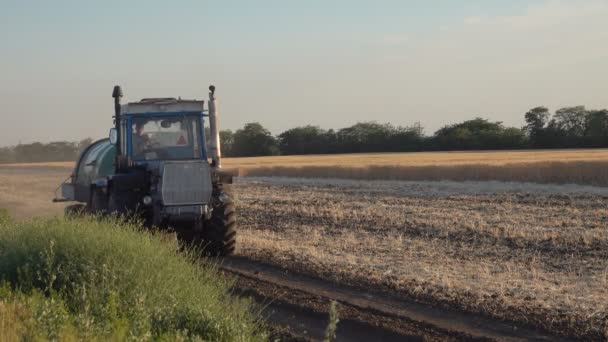 Paseos en tractor en el campo — Vídeo de stock