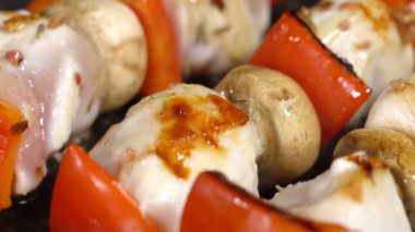 Şiş ile bir tavada yağı dökün. Ağır çekim