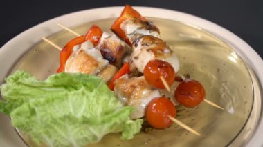 Hazır şiş ile baharatlar serpilir. Ağır çekim