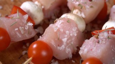 Şiş kebap baharatlar ile serpilir. Ağır çekim