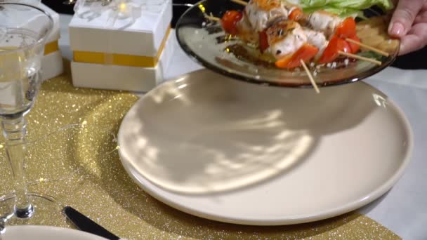 Einen Teller Dönerspieß auf den Tisch stellen. Zeitlupe — Stockvideo