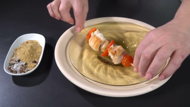 접시에 닭 꼬치를 넣어. 슬로우 모션 — 비디오